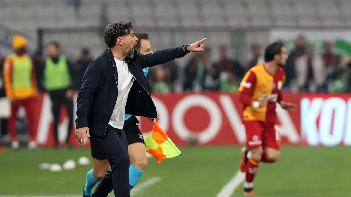 İlhan Palut basın toplantısında konuşurken, arka planda Konyaspor ve sponsor panoları