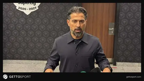 İlhan Palut basın toplantısında konuşurken, arka planda takım tesisleri
