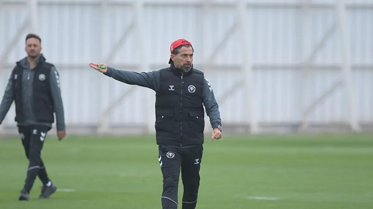 İlhan Palut basında konuşurken Konyaspor antrenmanından bir kare