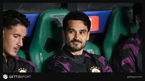 İlkay Gündoğan mikrofonlara konuşurken Galatasaray formasıyla