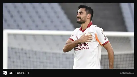 İlkay Gündoğan maç sonrası basın mensuplarına konuşurken