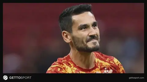 İlkay Gündoğan Qalatasaray forması ilə ehtiyat skamyasında oturub
