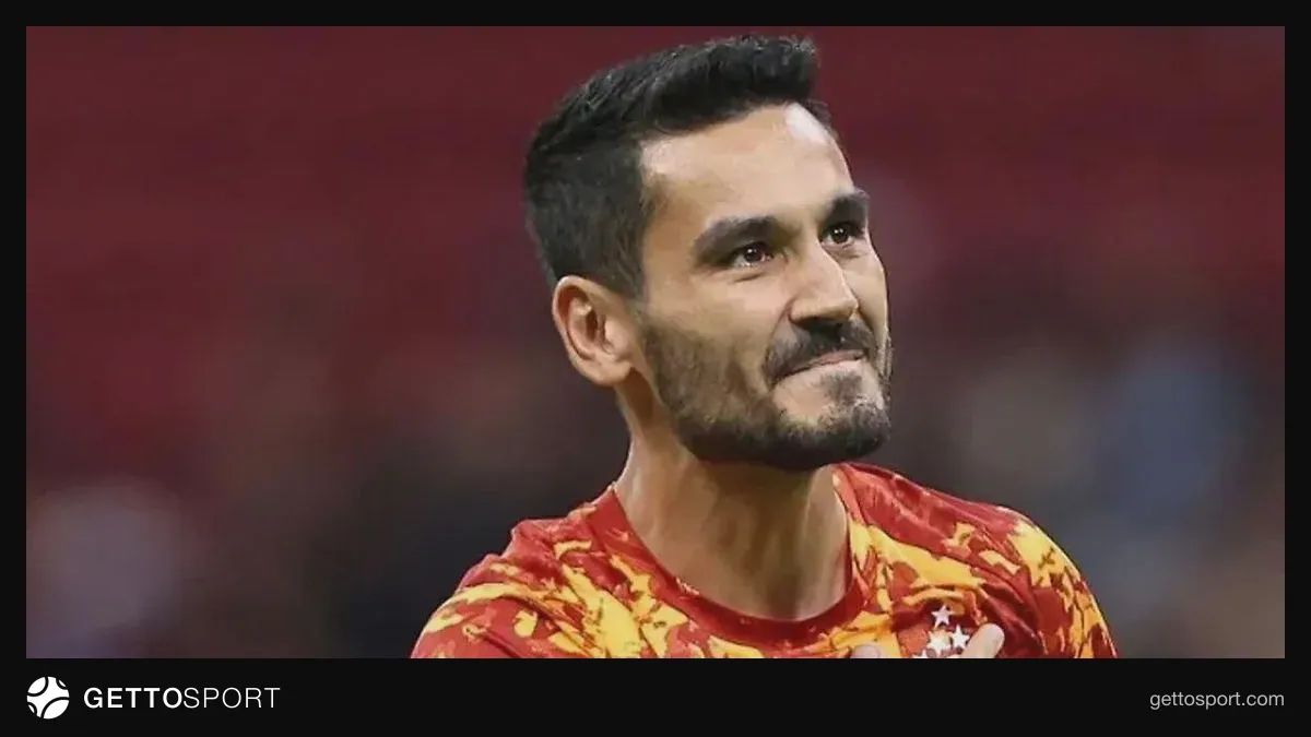 İlkay Gündoğan Qalatasaray forması ilə ehtiyat skamyasında oturub