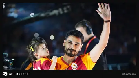 İlkay Gündoğan Galatasaray formasıyla mikrofonlara konuşurken