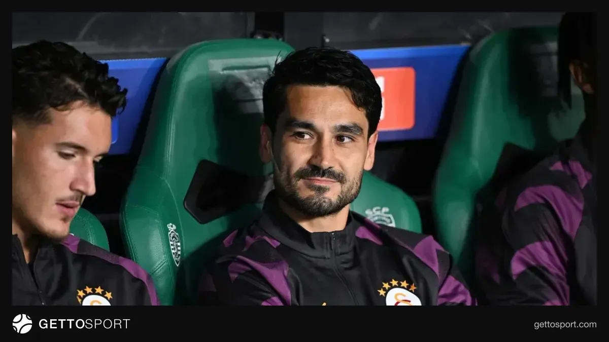İlkay Gündoğan Galatasaray formasıyla saha kenarında otururken görüntüsü