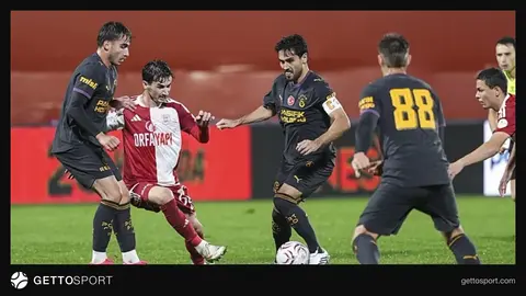 İlkay Gündoğan maç sırasında top sürerken
