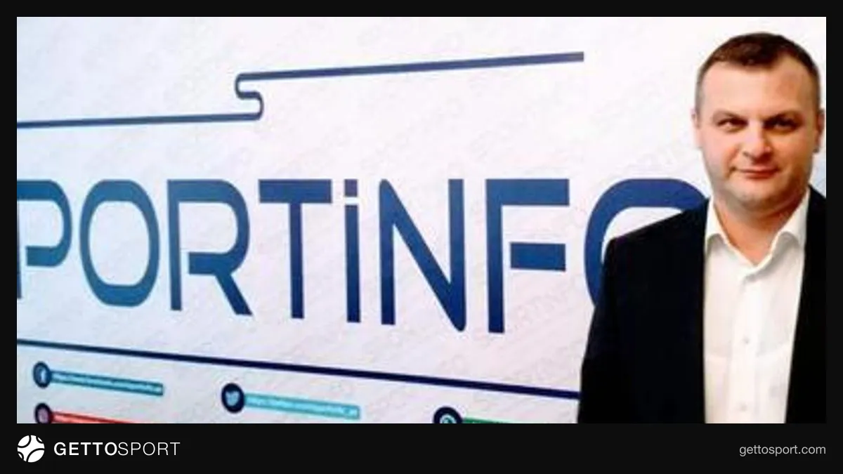 İlkin Fikrətoğlu studiyada danışır, arxa fonda Sportinfo loqosu