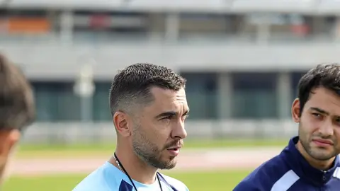 İmişli futbol komandasının məşqçiləri və oyunçuları meydançada
