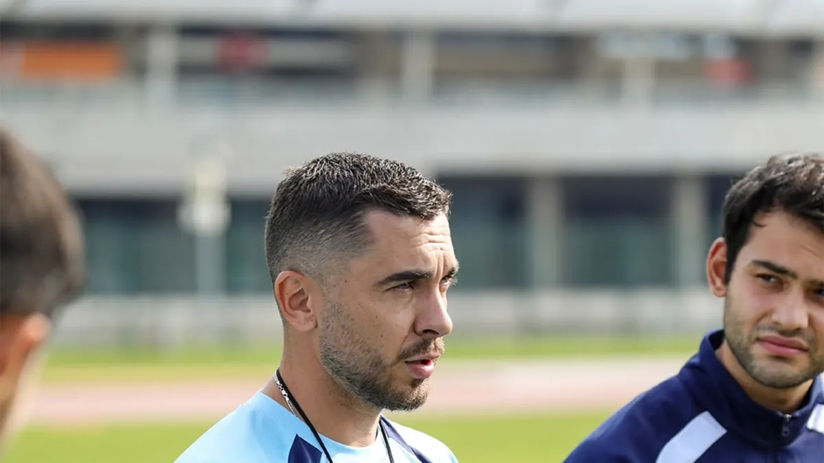 İmişli futbol komandasının məşqçiləri və oyunçuları meydançada