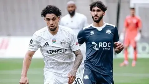 İmişli və Qarabağ futbolçuları start heyətlərinin elanında stadion fonunda