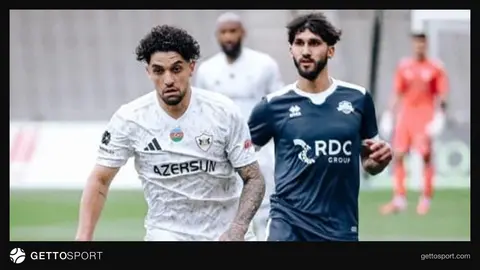 İmişli və Qarabağ futbolçuları start heyətlərinin elanında stadion fonunda