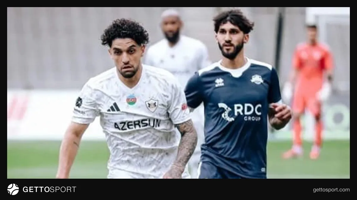 İmişli və Qarabağ futbolçuları start heyətlərinin elanında stadion fonunda