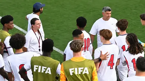 İngiltərə U-15 komandasının məşqçiləri və oyunçuları Bakıda meydanı tərk edərkən