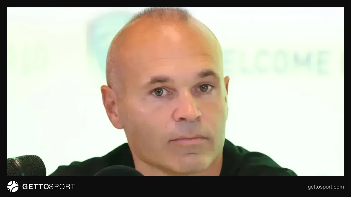 Andres Iniesta mikrofon qarşısında çıxış edir