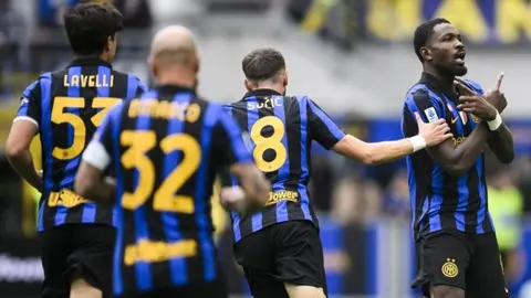 Giuseppe Meazza stadyumunda Inter oyuncuları sevinç ve mücadele anı