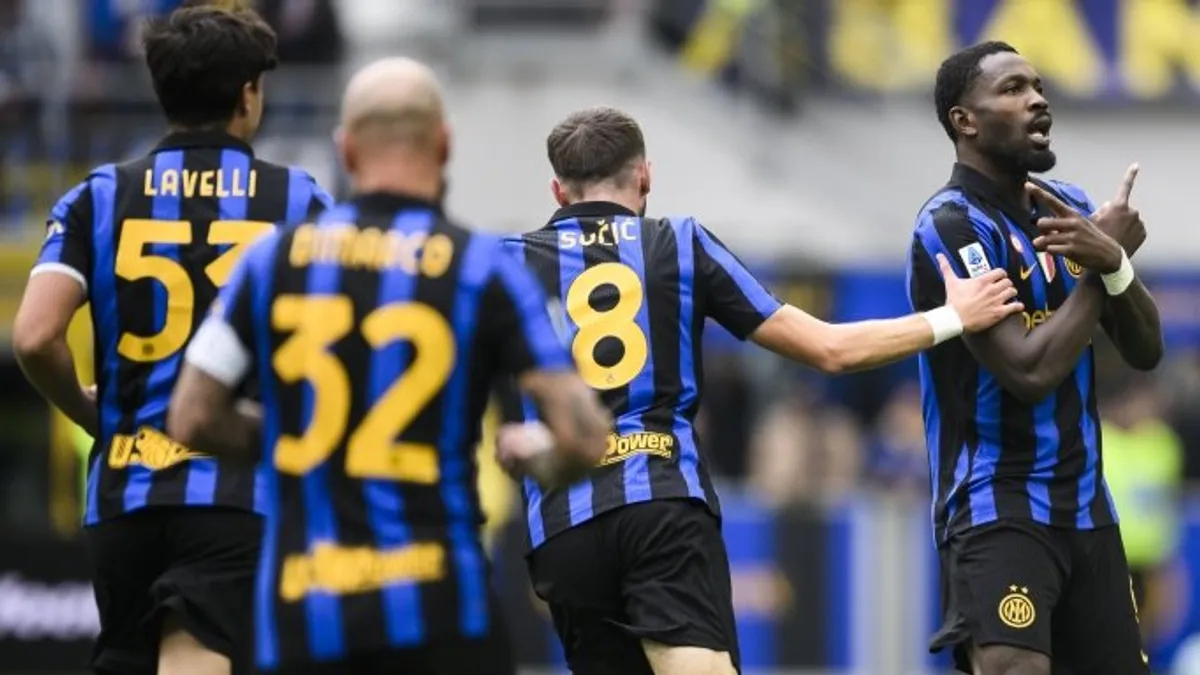 Giuseppe Meazza stadyumunda Inter oyuncuları sevinç ve mücadele anı