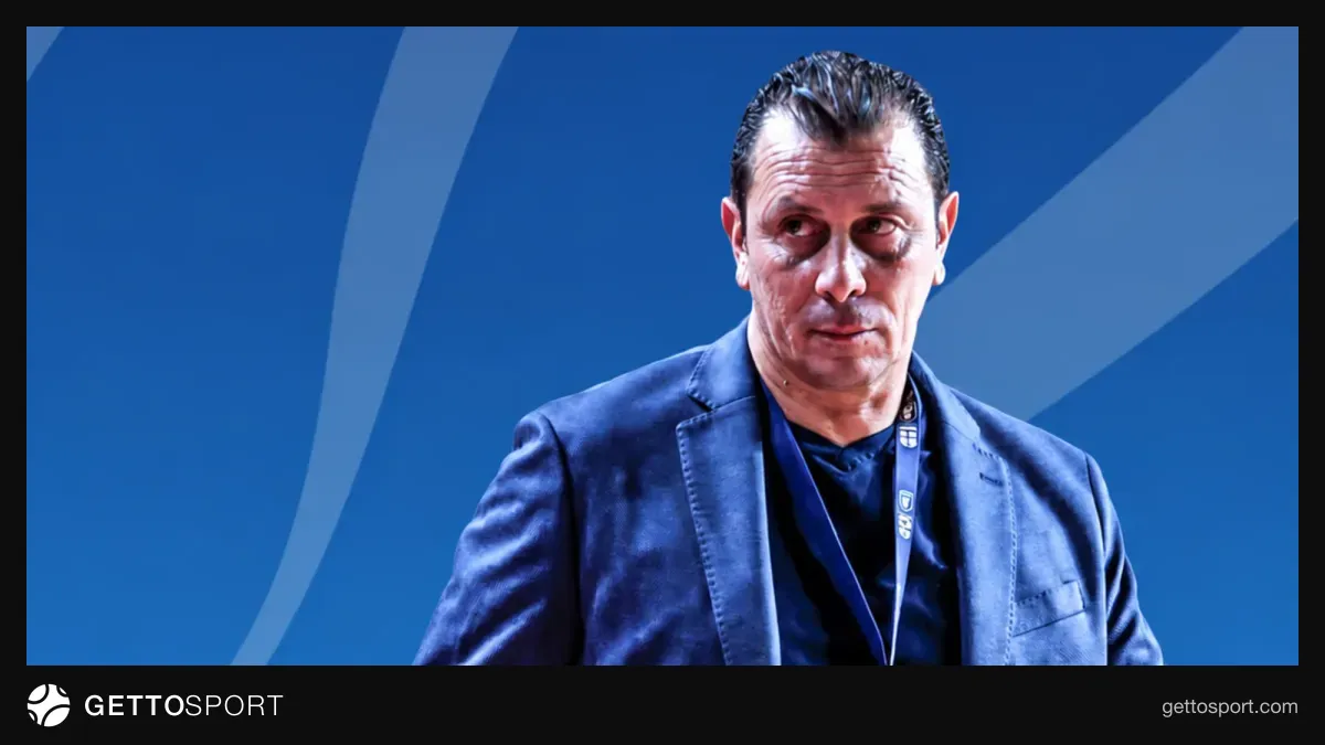 İoannis Diamantakos mətbuat konfransında danışır