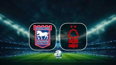 Portman Road stadı önünde Ipswich Town ve Nottingham Forest formaları