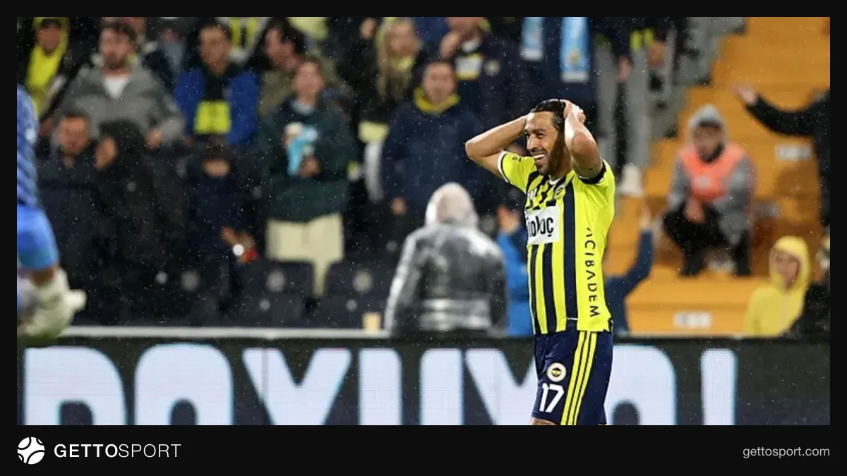 İrfan Can Kahveci maç sırasında sevinç gösterisi yaparken