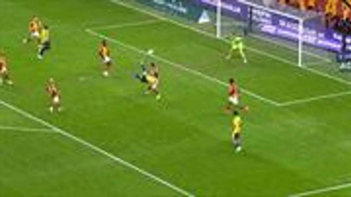 İrfan Can Kahveci'nin röveşata gol anı, derbi maçta sevinç
