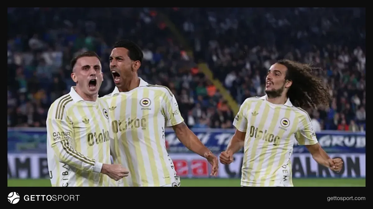 İrfan Can Kahveci ve Oğuz Aydın maç sırasında pas verirken