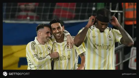 İrfan Can Kahveci maçta sevinç yaşarken