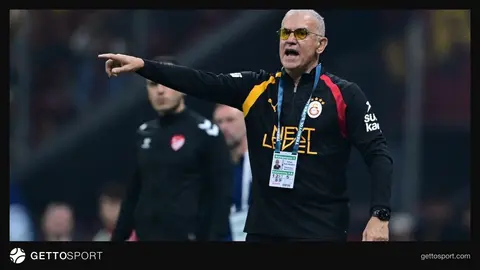 İrfan Saraloğlu basın toplantısında mikrofon başında konuşurken
