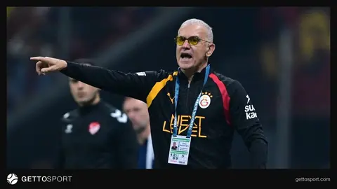 İrfan Saraloğlu soyunma odası çıkışında basın mensuplarına konuşurken