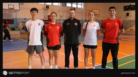 Antrenmanda badminton raketi tutan işitme engelli genç sporcular
