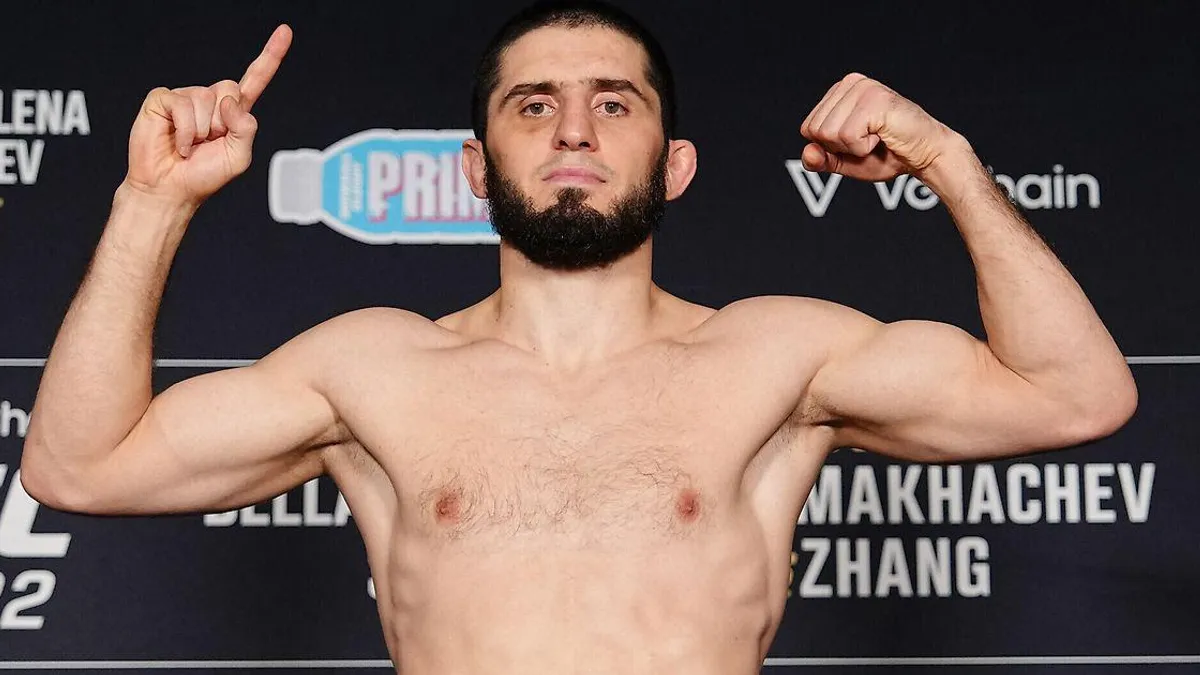 İslam Maxaçev mətbuat konfransında mikrofon qarşısında danışır