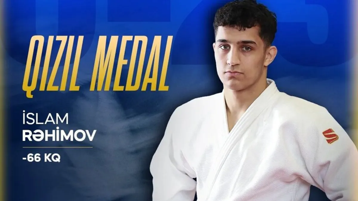 İslam Rəhimov qalib gəldikdən sonra medal ilə Neapol