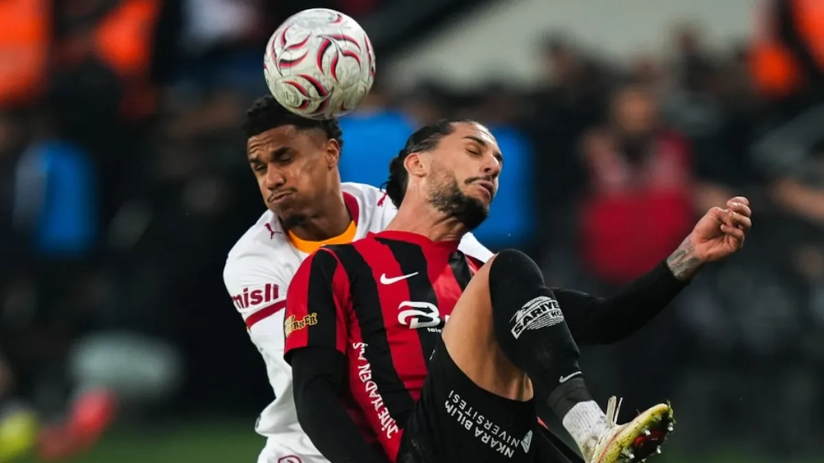 İsmail Jakobs Galatasaray formasıyla soyunma odasında veya sahada düşünceli görüntü