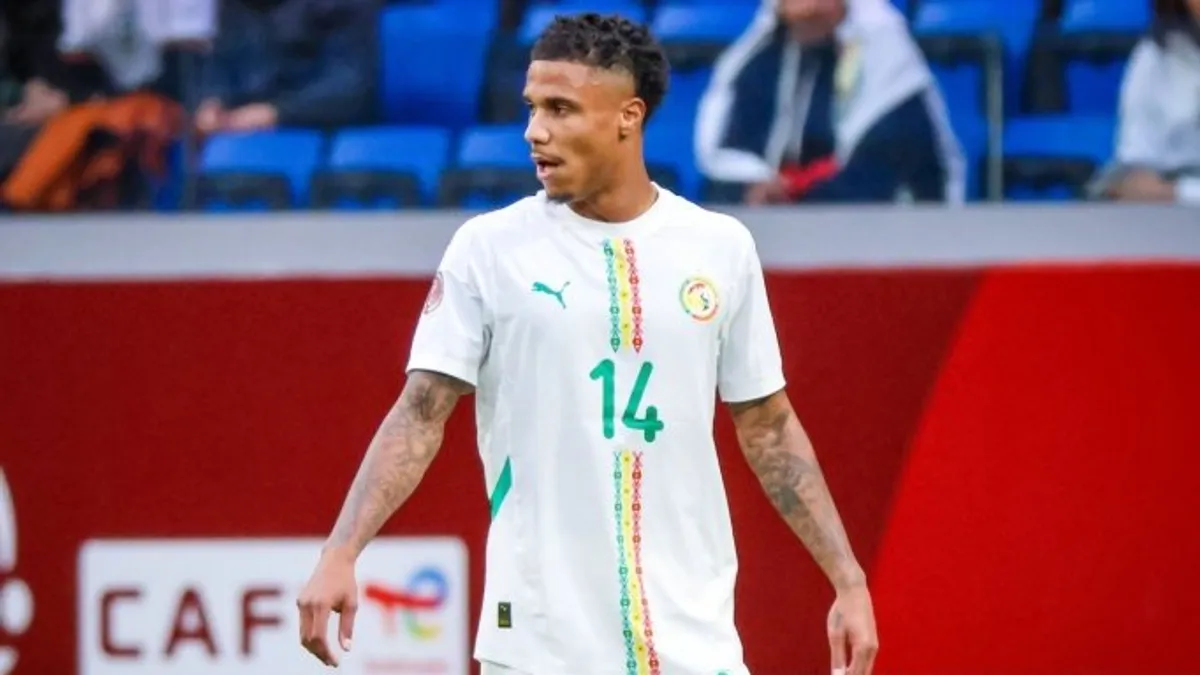 Ismail Jakobs Galatasaray formasıyla saha kenarında konuşurken