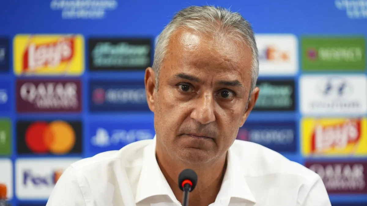 İsmail Kartal tesislerde oyuncularla toplantı yaparken