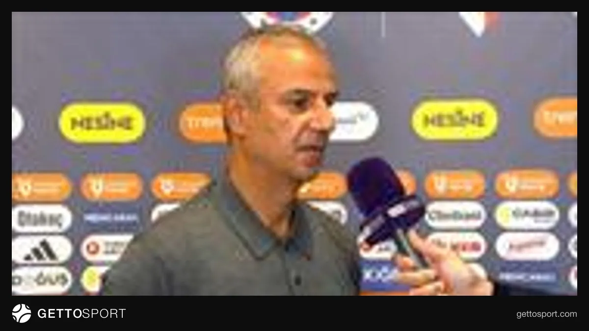 İsmail Kartal basın açıklaması yaparken mikrofonların önünde