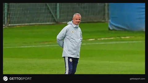 İsmail Kartal basın toplantısında konuşurken, arka planda Fenerbahçe logosu