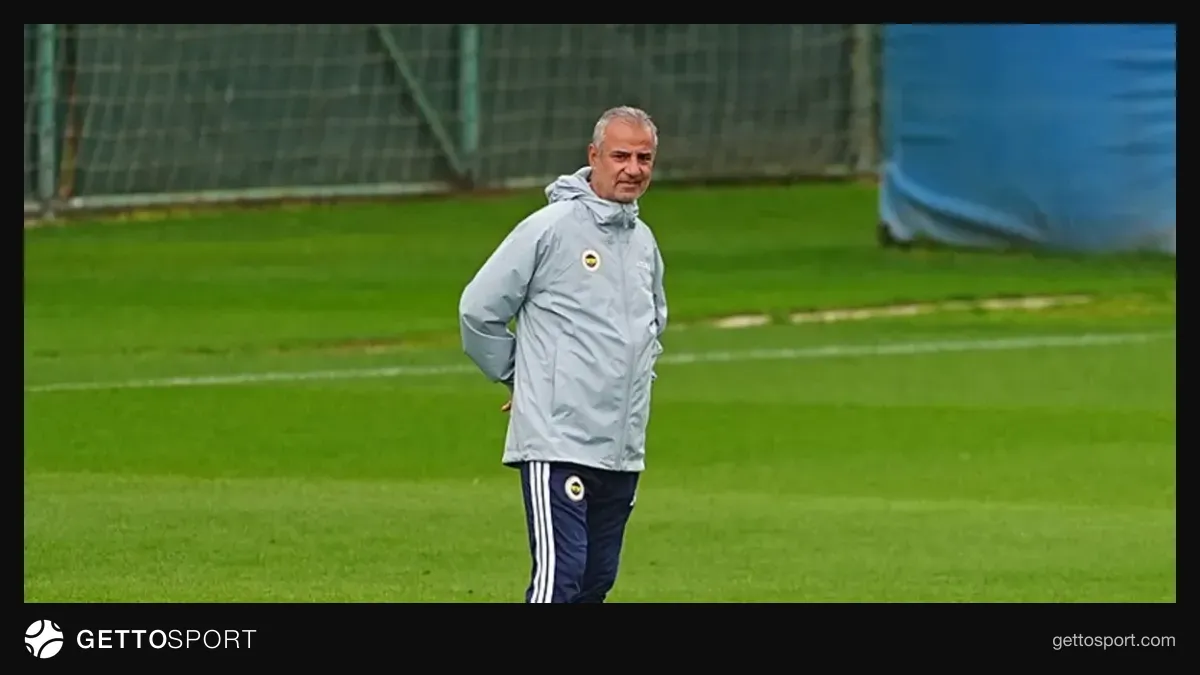 İsmail Kartal basın toplantısında konuşurken, arka planda Fenerbahçe logosu