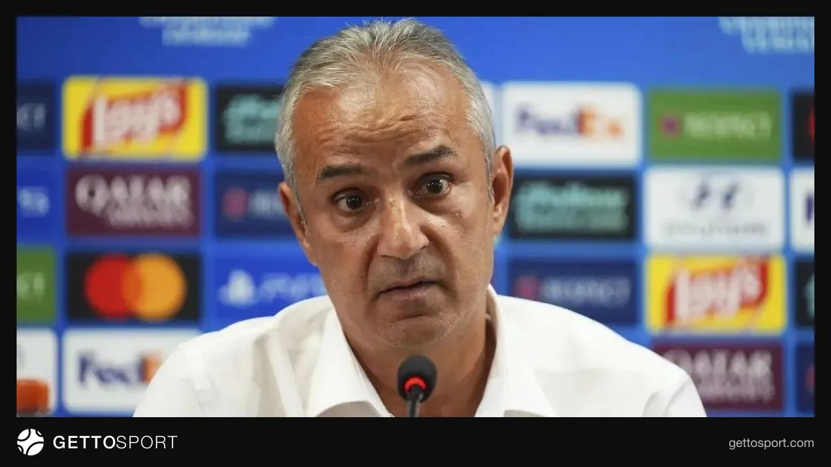 İsmail Kartal takım toplantısında oyuncularına talimat verirken