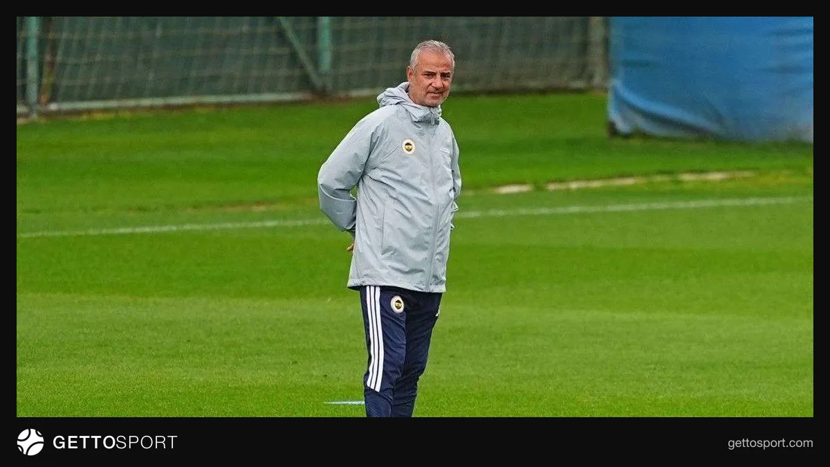 İsmail Kartal oyuncularla konuşurken saha kenarında