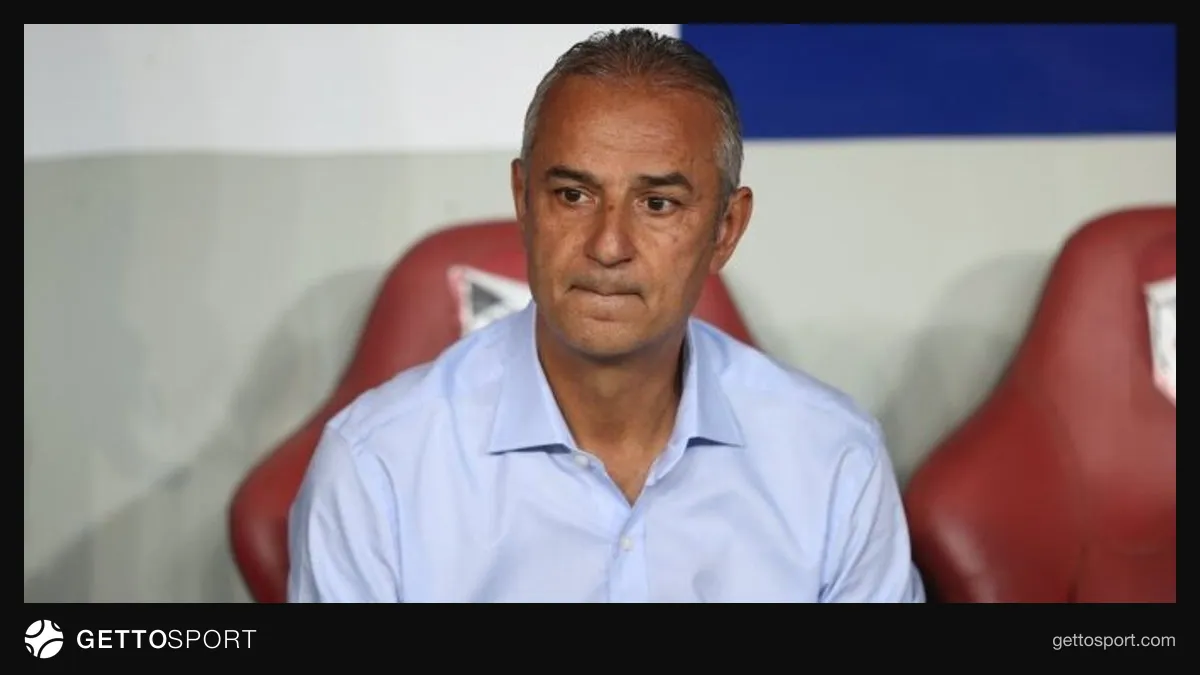 İsmail Kartal antrenmanda takımına talimat verirken