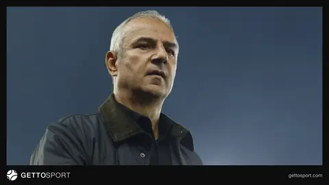 İsmail Kartal soyunma odasında veya maç sırasında düşünceli görüntüsü