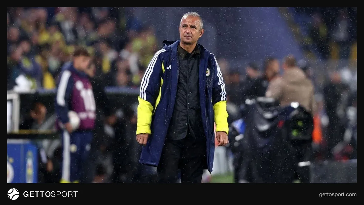 İsmail Kartal kenarda talimat verirken; Fenerbahçe oyuncuları hücum anında