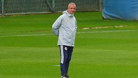 İsmail Kartal talimat verirken, Fenerbahçe oyuncuları antrenmanda