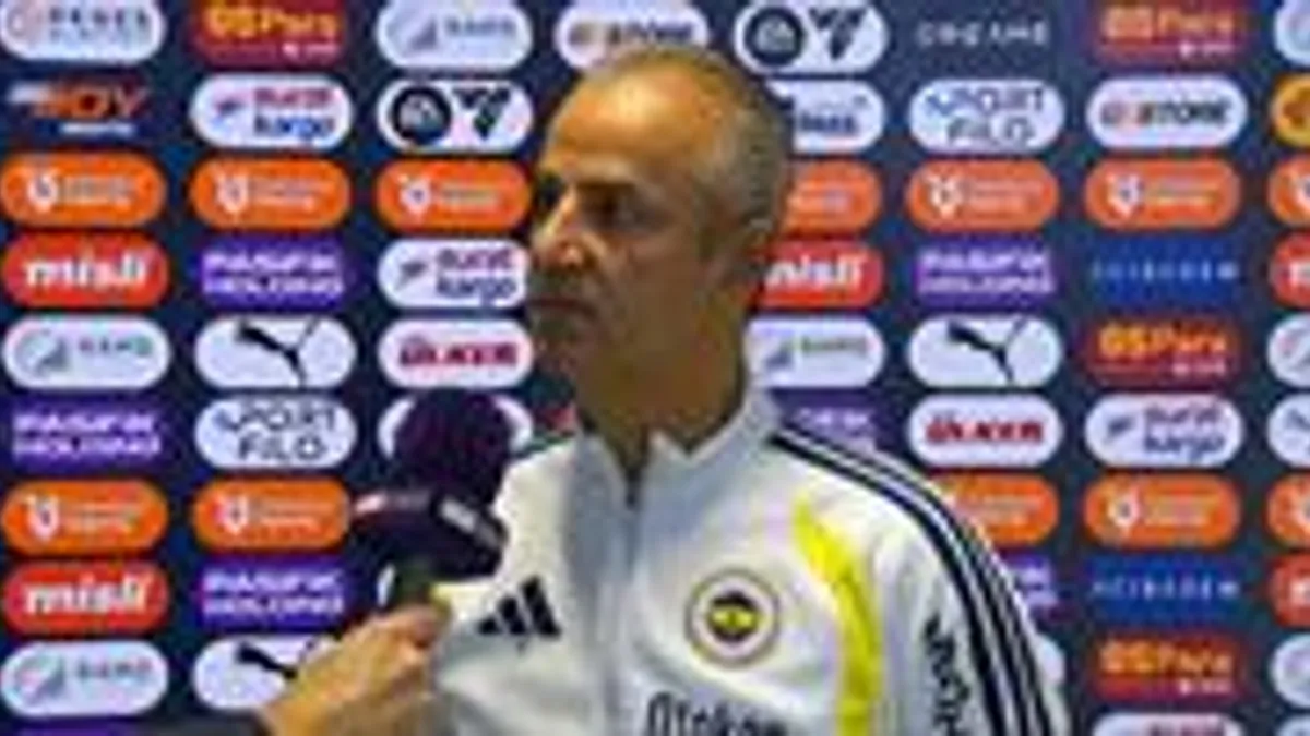 İsmail Kartal basın toplantısında konuşuyor, arka planda Fenerbahçe logosu