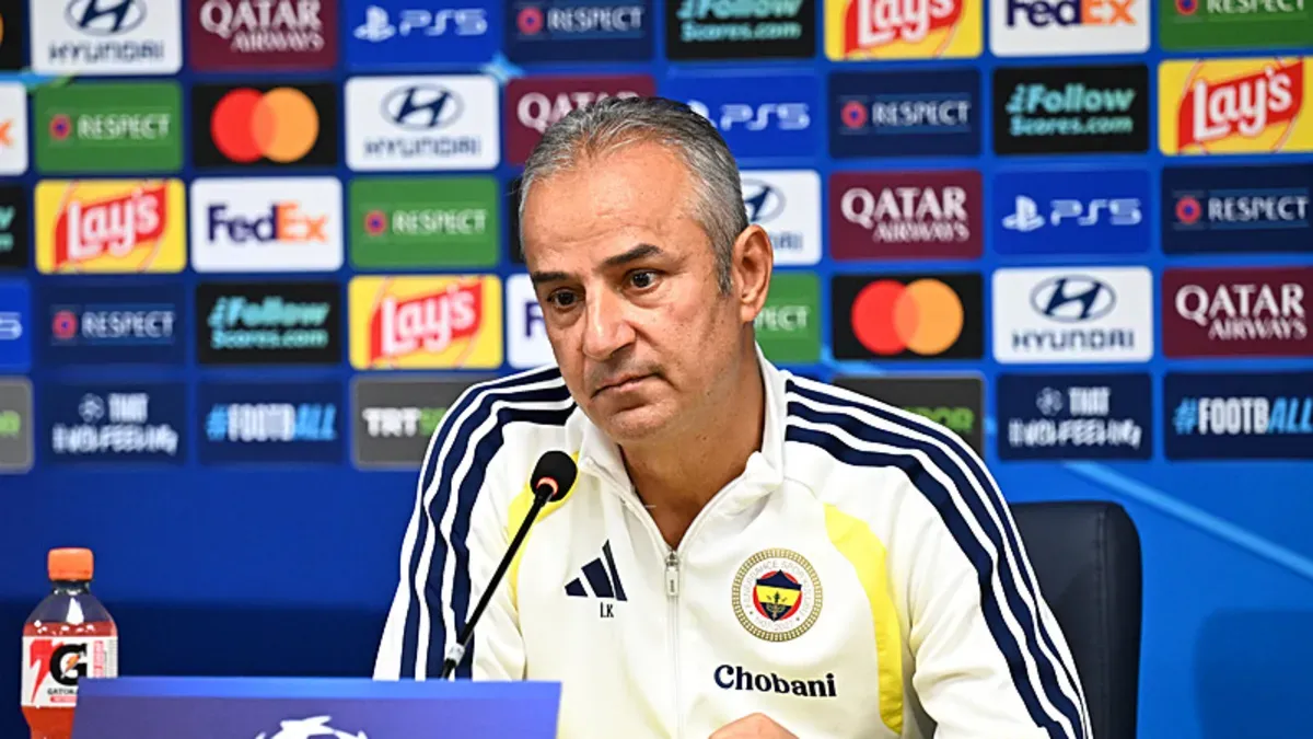 İsmail Kartal sahada taktik verirken Fenerbahçe oyuncuları