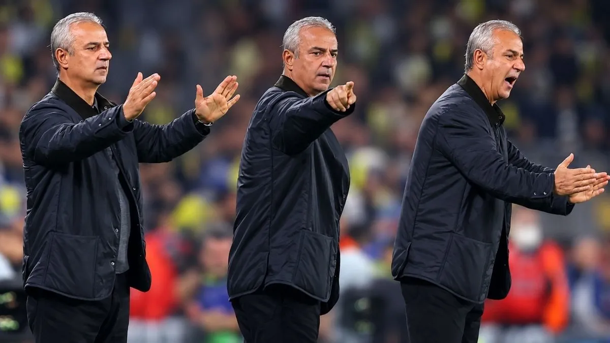 İsmail Kartal oyuncularına talimat verirken sahada toplantı görüntüsü