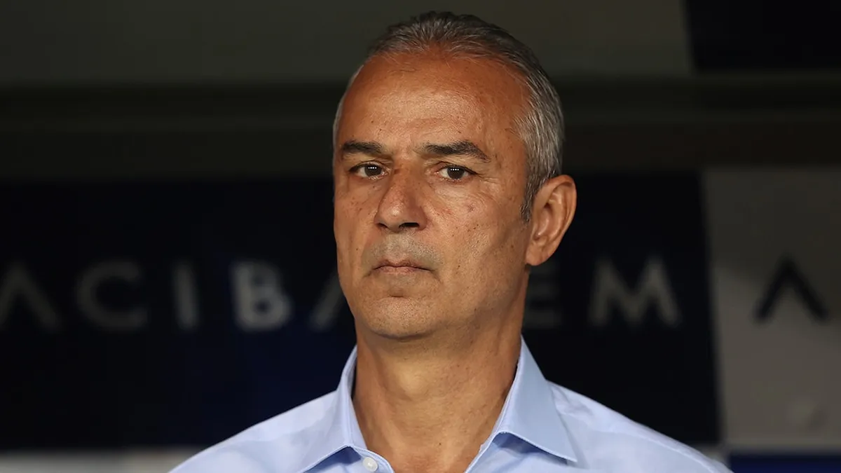 İsmail Kartal düşünceli şekilde sahada talimat verirken
