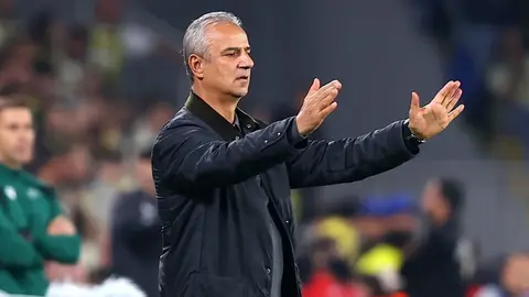 İsmail Kartal maç sırasında talimat verirken, Fenerbahçe formasıyla