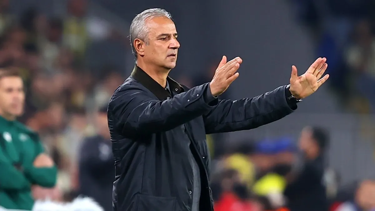 İsmail Kartal maç sırasında talimat verirken, Fenerbahçe formasıyla