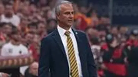 İsmail Kartal Fenerbahçe formasıyla saha kenarında